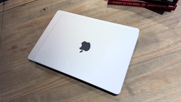 MACBOOK AIR